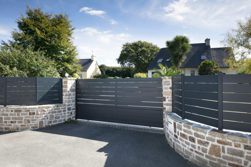 Portail coulissant en aluminium installé par ISO FENETRE